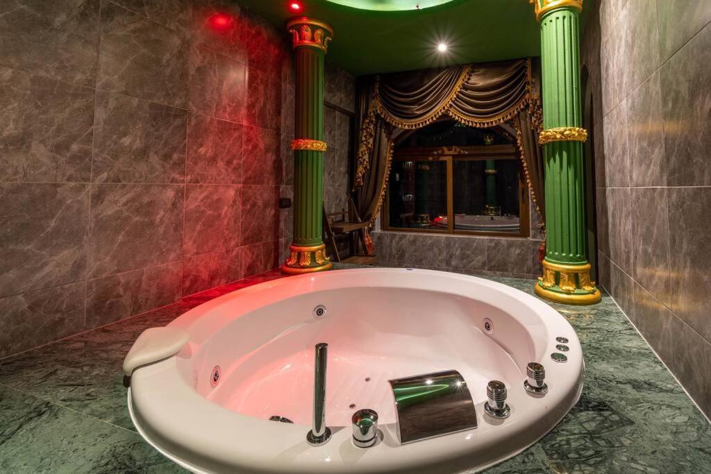The Castle Pratumnak Hill 6 Bedroom Apartment