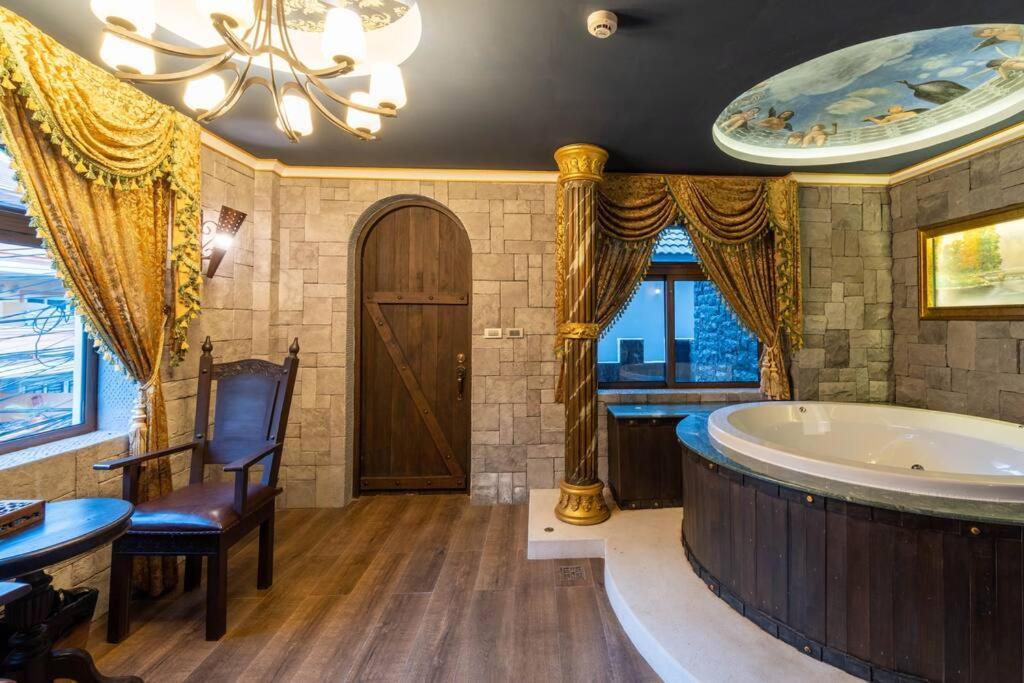 The Castle Pratumnak Hill 6 Bedroom