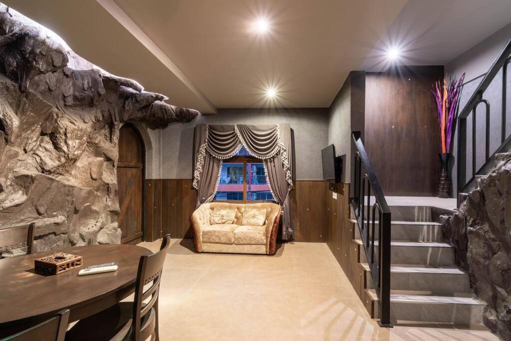 The Castle Pratumnak Hill 6 Bedroom *