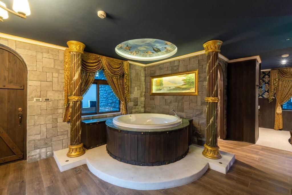 The Castle Pratumnak Hill 6 Bedroom
