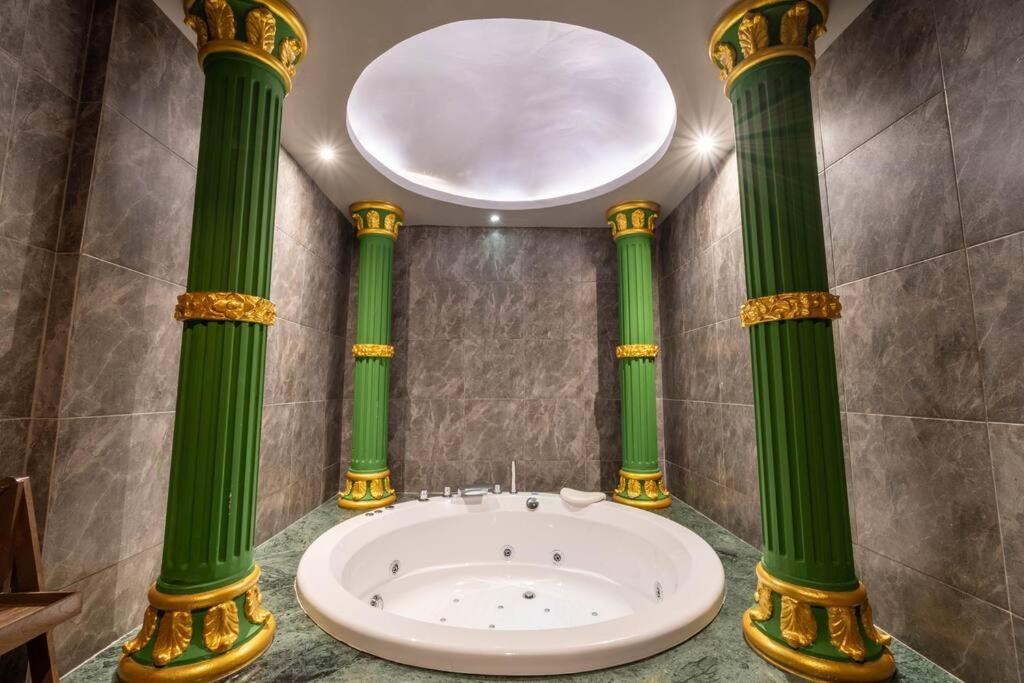 The Castle Pratumnak Hill 6 Bedroom Apartment *