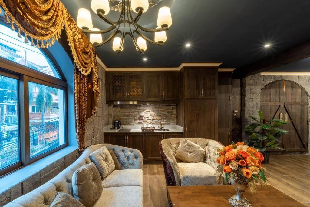 The Castle Pratumnak Hill 6 Bedroom *